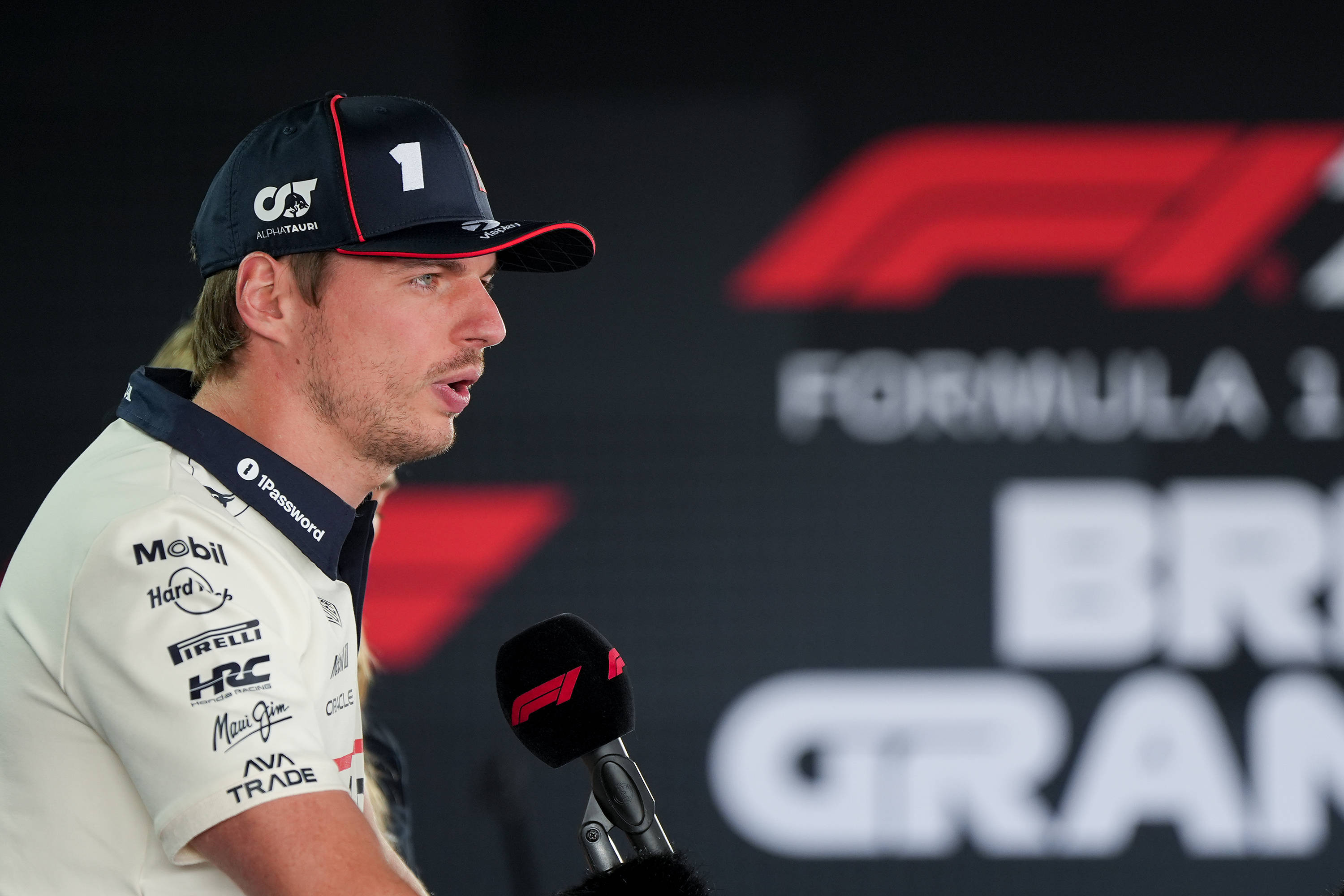 包含红牛车队完胜哈斯车队，诺里斯统治全场的词条