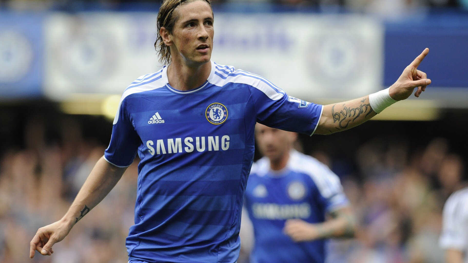 欧冠淘汰赛之夜，苏亚雷斯惊艳四座，一记倒钩铸就永恒经典